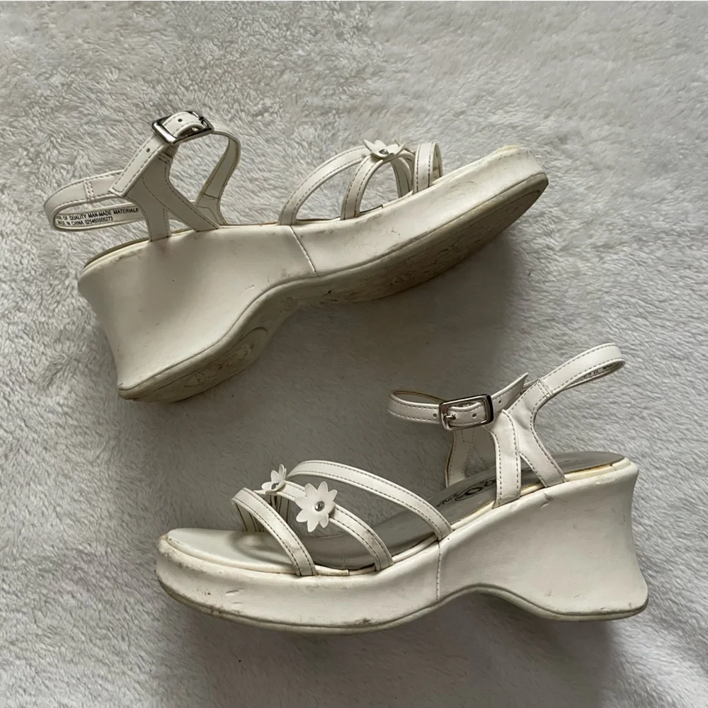Soho Girls size 1 White Floral Wedge Sandals